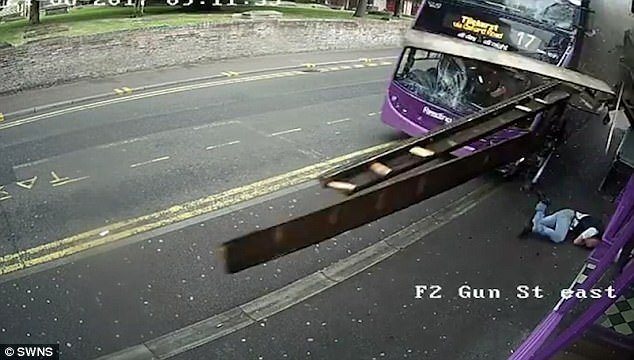 Video: Xe buýt đâm cực mạnh, người đàn ông vẫn đứng dậy đi bình thường