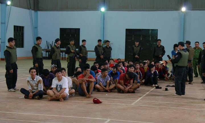 Đột kích sòng bạc 'khủng' tại nghĩa trang, bắt giữ gần 100 đối tượng đang sát phạt