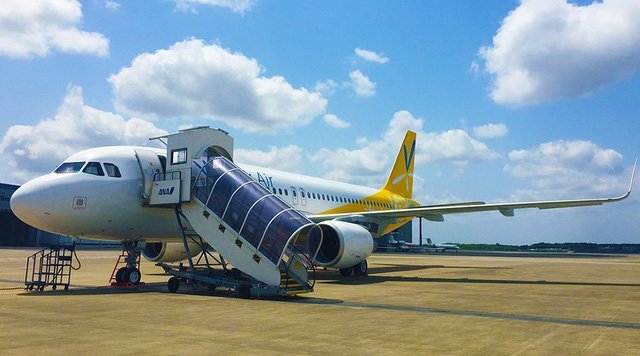 Hãng hàng không ép hành khách khuyết tật tự bò lên máy bay gây phẫn nộ