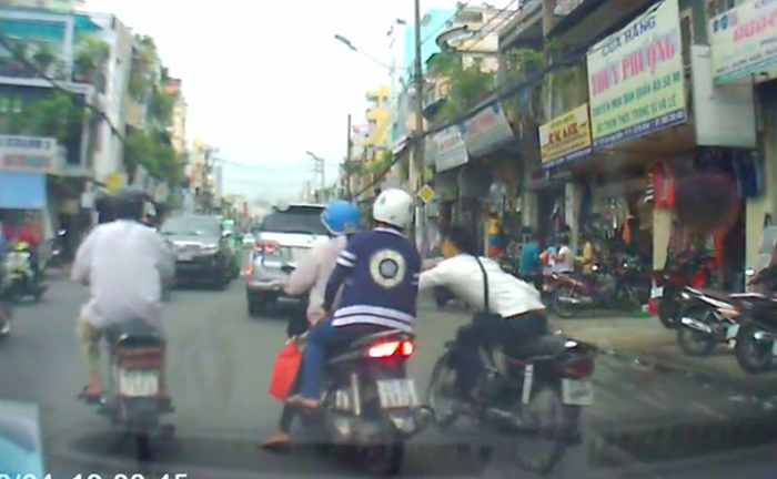 Đi báo công an bị cướp điện thoại, lại bị cướp luôn xe máy