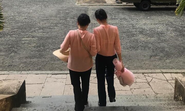 Hoa hậu Phương Nga cùng mẹ đến toà sau khi được tại ngoại