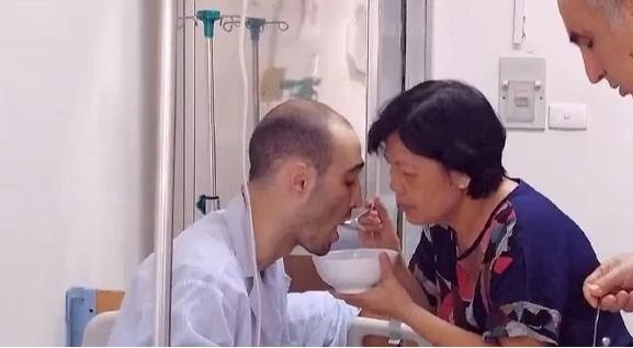 Thầy giáo ngoại quốc 'cõng chữ' lên vùng cao kiên cường chống chọi bệnh ung thư