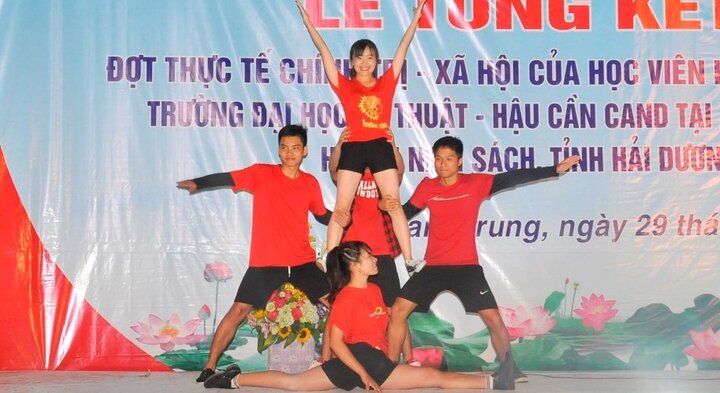 Chiến sỹ công an tương lai nhảy hết mình trên nền nhạc sôi động