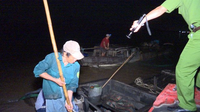 Trấn áp 'cát tặc', công an nổ súng trên sông ở miền Tây lúc rạng sáng