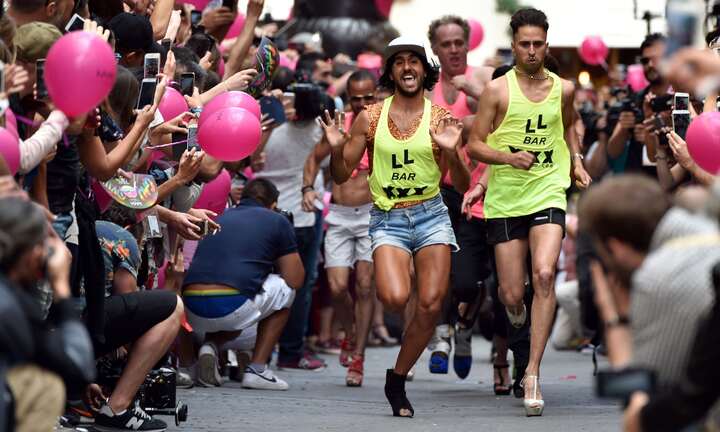 Quý ông chạy thoăn thoắt trên giày cao gót khiến chị em 'ngả mũ' thán phục