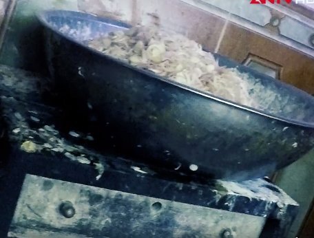 Sự thật giật mình đằng sau món hành phi thơm phức tại các hàng ăn