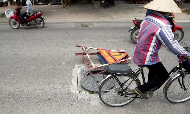 Ma trận 'bẫy tử thần’ trong mùa mưa bão ở Hà Nội khiến người đi đường khiếp vía