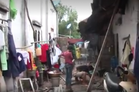 Giữa thành phố, 15 năm sống không điện an toàn, không nước sạch, không cả đường đi