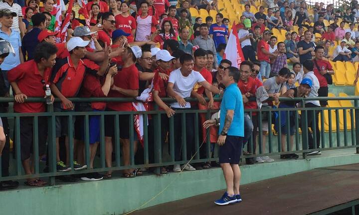 Video: Cổ động viên Hải Phòng thách thức BTC, trận đấu bị hoãn 30 phút