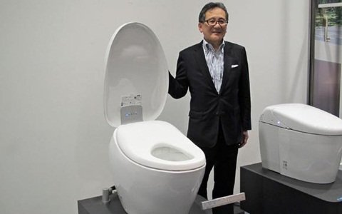 Bồn cầu hơn 110 triệu đồng tự làm sạch đáng kinh ngạc