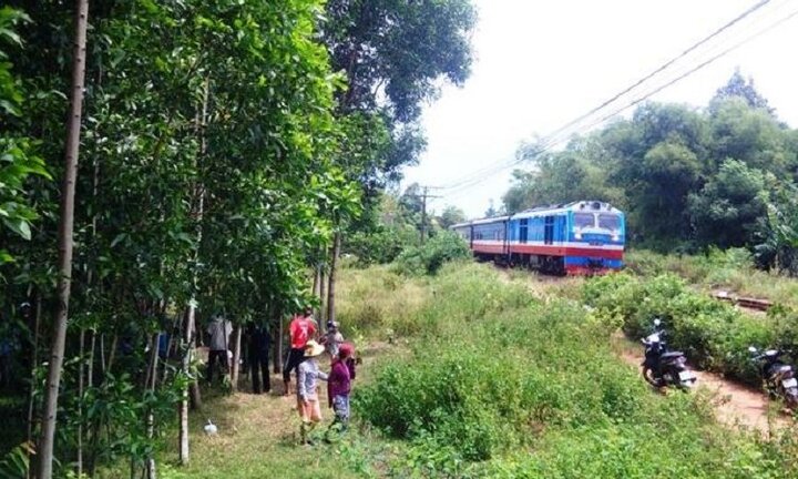 Bị tàu hỏa kéo lê hàng chục mét, người đàn ông chết thảm