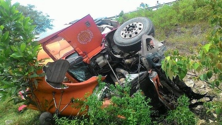 Xe đầu kéo lật ngửa dưới vực sâu, 2 người thoát chết hy hữu