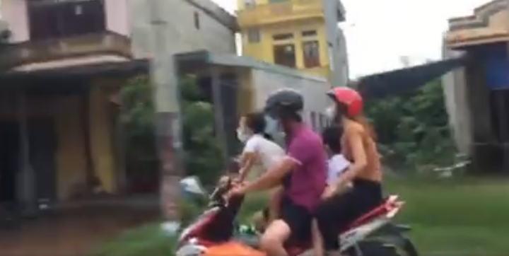 Đại gia đình kẹp 4, bố mẹ đội mũ bảo hiểm đẩy con cái vào chỗ nguy hiểm