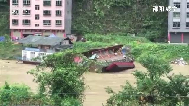 Dân bất lực nhìn nhà trôi như hộp diêm trong biển nước