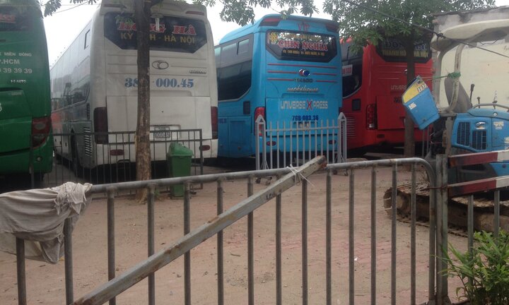 Dân tố cáo bến xe giữa Thủ đô cố tình 'bức tử' nhà dân