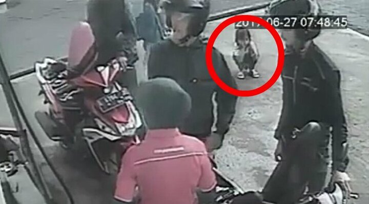 Video: Mải đổ xăng, bố mẹ bất cẩn để con gái bị ô tô chèn qua người