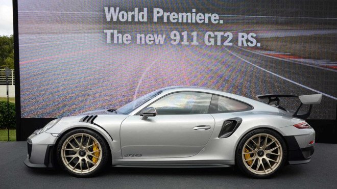 Video: Cận cảnh 'siêu mẫu' Porsche 911 GT2 RS 2018 tăng vận tốc lên 100km/h trong 3 giây