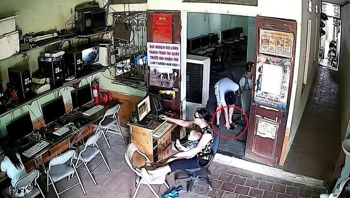 Nhặt được ví rơi, nam thanh niên vô tư... đút túi