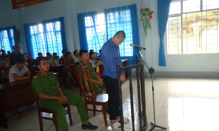 Ẩu đả với vợ, nam thanh niên đâm chết cha ruột