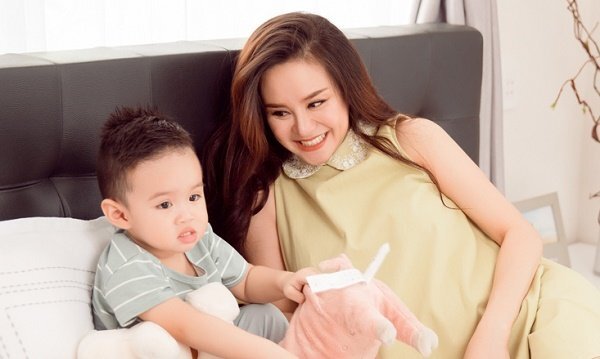 Vy Oanh hạnh phúc bên con trai trong tháng cuối của thai kì