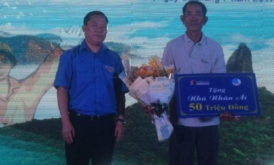 Bí thư TW Đoàn trao tặng nhà nhân ái cho mẹ Việt Nam anh hùng