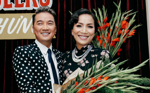 Hồng Ngọc đội mưa, diện áo dài xưa đến chúc mừng Đàm Vĩnh Hưng