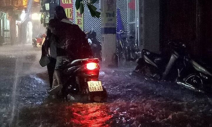 Video: Nhiều tuyến phố Hà Nội chìm trong biển nước, xe cộ chết máy hàng loạt