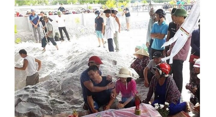 Ảnh: Người thân, xóm làng khóc thương tiễn đưa cháu bé mất tích ở Quảng Bình