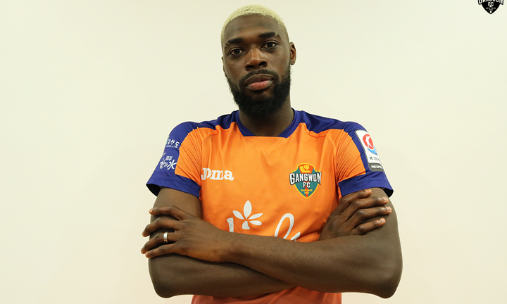 Bản sao Paul Pogba trở thành đồng đội của Lương Xuân Trường