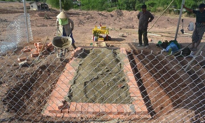 Mộ vợ vua Tự Đức bị san phẳng làm bãi đậu xe: Căng lưới B40, dựng lều sắt bảo vệ