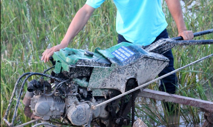 Máy nông cụ đa chức năng của nhà nông trẻ