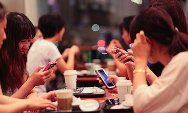 Nhiều người trẻ ở Việt Nam đang mắc bệnh ‘nghiện’ và ‘ngáo’ Facebook