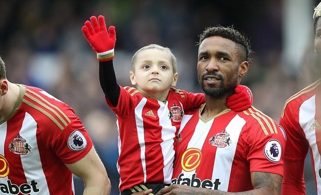 Sao Ngoại Hạng Anh xót thương em bé mascot bị ung thư vừa qua đời