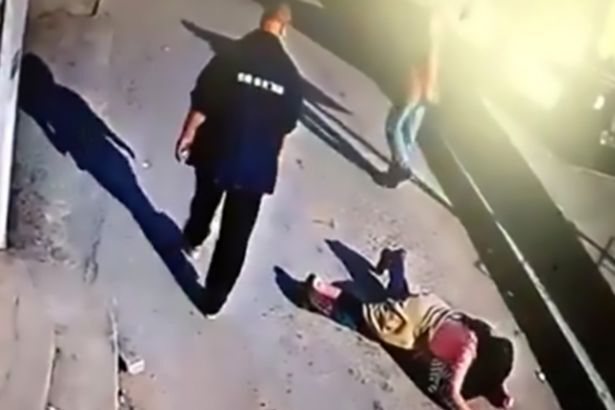 Video: Bé trai bị bắt cóc giữa ban ngày, người đi đường làm ngơ gây phẫn nộ