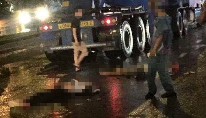 Bị ngã khi điều khiển xe máy trong mưa lớn, hai chị em bị xe tải cán thương vong