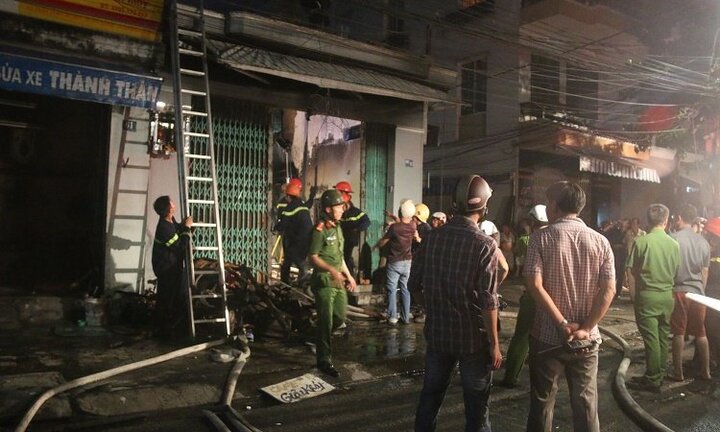 Ngôi nhà ở trung tâm Đà Nẵng bị thiêu rụi trong đêm