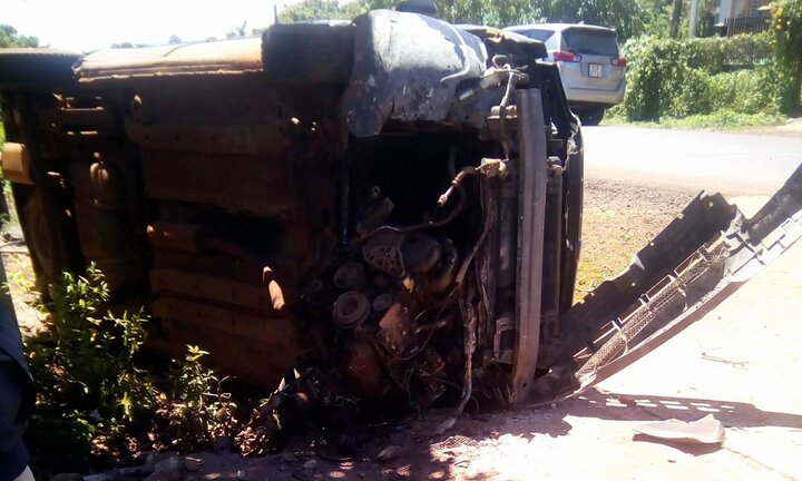 Ô tô mất lái, tông vào cổng nhà dân lật nghiêng