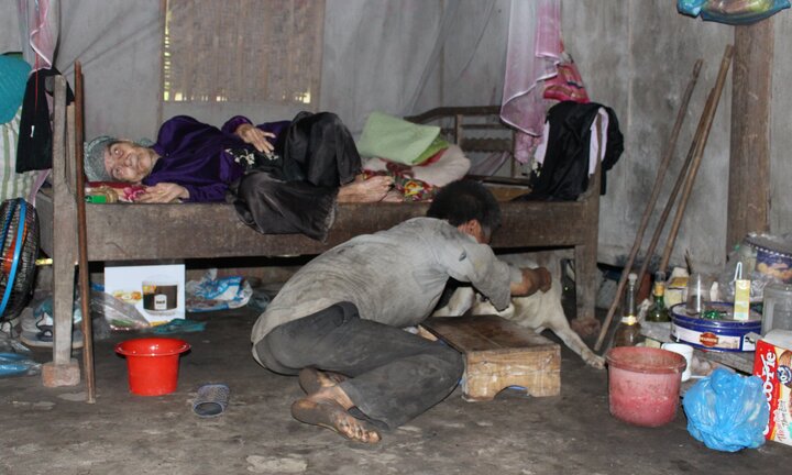 Tận cùng khốn khổ của mẹ già hơn 90 tuổi và 3 con điên dại ở Phú Thọ