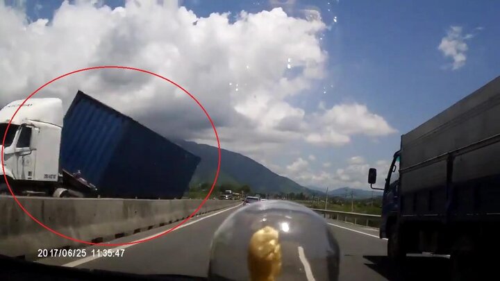 Tránh ô tô ngược chiều, container hoảng hồn đánh lái đè lên dải phân cách