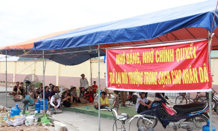 Video: Dân bức xúc lập 'chiến lũy' chặn xe chở rác ở Hải Phòng