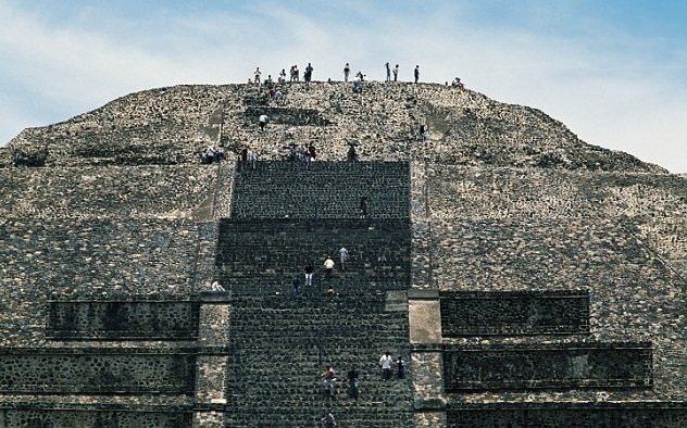 Bí ẩn đường hầm dưới chân kim tự tháp Mặt Trăng