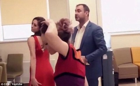 Bực mình với thái độ lạnh lùng của nhân viên ngân hàng, khách thuê vũ nữ múa thoát y