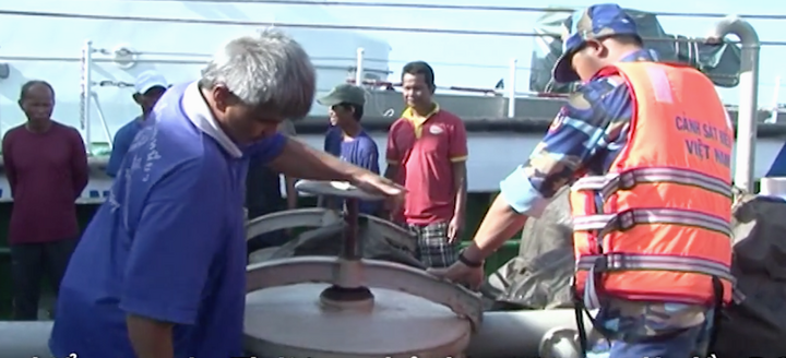 Cảnh sát truy đuổi tàu Thái Lan chở 300.000 lít dầu lậu trên biển