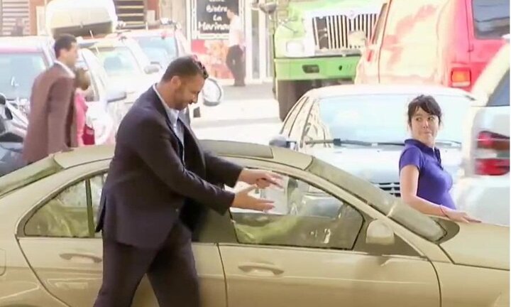 Được người lạ nhờ trông xe và cái kết 'méo mặt'