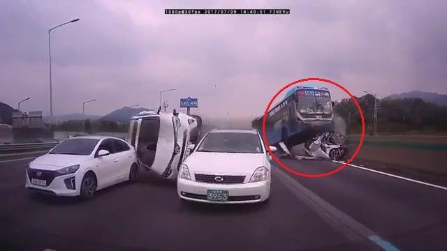 Kinh hoàng xe khách chồm lên, cày nát loạt ô tô con trên cao tốc
