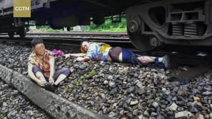 Nhảy xuống cứu cụ bà trước mũi tàu, nhân viên đường sắt bị cán nát một chân