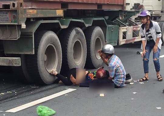 Va chạm với xe đầu kéo ở Hải Phòng, một thai phụ chết thảm