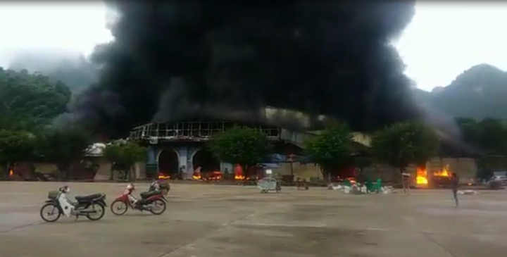 Video: Đang cháy lớn chợ ở cửa khẩu Tân Thanh