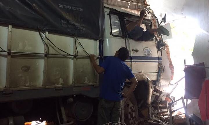 Xe tải lao đầu vào nhà dân lúc rạng sáng, 2 người bị thương