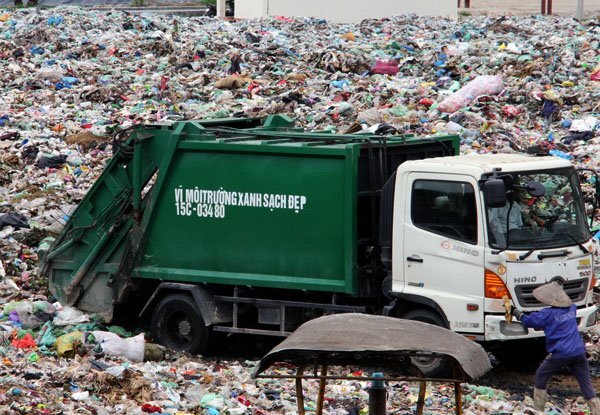 Cận cảnh bãi rác ô nhiễm khiến dân phải lập 'chiến lũy' ngăn chặn